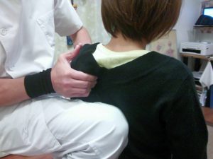 手首にリストバンドしています🎵肩甲骨はがしは手首に負担かかるテクニックですが、私は慣れているので腱鞘炎予防のためにしています。右膝で背中を支えていますが、胸椎５番辺りを押圧するイメージでマッサージしています。ただ肩甲骨を引っ張っているだけでなく、背骨にもしげきをいれることで効果を長い時間維持することが可能です。