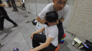 体幹を固定して手刀で矯正